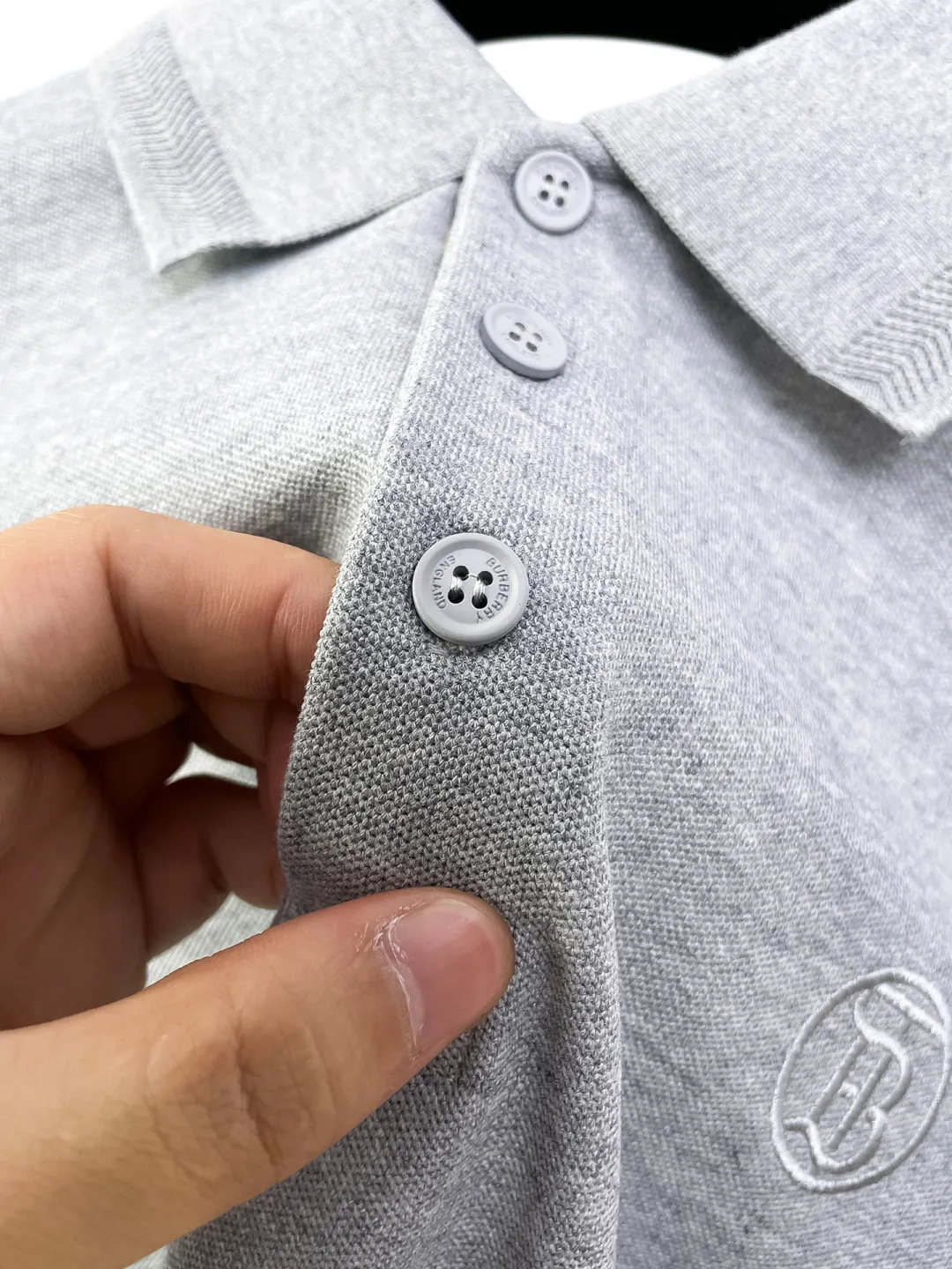 Burberry New Arrival long-sleeved Polo shirt, original fabric, official Same Style, made of 260 grams of pure cotton pique fabric, custom-made in the same vat, feels very comfortable and smooth, very wide and stylish, produced by a first-line brand Factory. The collar and collar ribs are woven with imported yarn and will not deform after long-term wear. The most New Arrival style in spring and summer, fashionable and individual, super Versatile and good-looking, very suitable for both men and women, a must-have style. Size: S-XXL